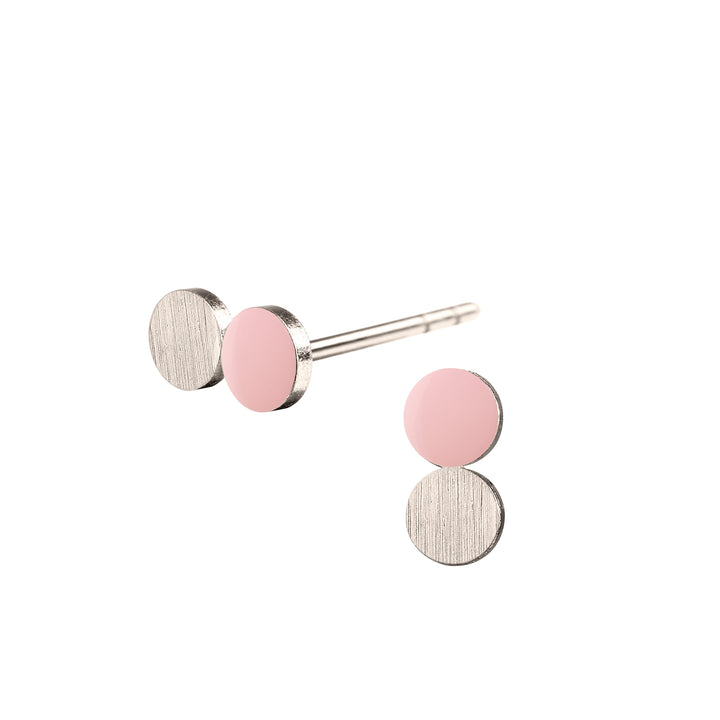 Fin lille SPOT dotty ørestik med emaljelak i sart lys pink og sterling sølv. Et raffineret mix af mat og blankt.  Sterling sølv Mål: 4 x 8 mm  Pris pr. par: 349 DKK