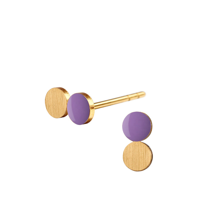 Fin lille SPOT dotty ørestik med emaljelak i skøn lilla og forgyldt sølv. Et raffineret mix af mat og blankt.  Forgyldt sterling sølv Mål: 4 x 8 mm  Pris pr. par: 349 DKK