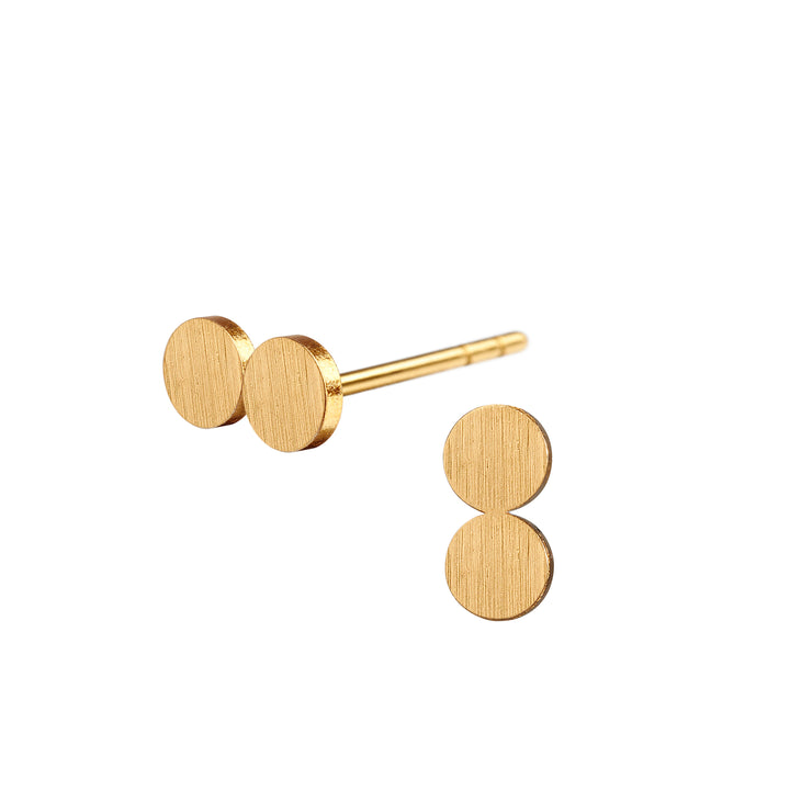 Fin lille SPOT dotty ørestik i forgyldt sølv. Raffineret, sød og enkel.  Forgyldt sterling sølv Mål: 4 x 8 mm  Pris pr. par: 349 DKK