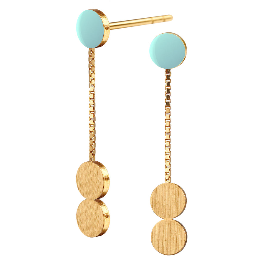 Tiny SPOT ørestik med dotty vedhæng i lang kæde. Glansfuld emaljelak i delikat lys vandblå. Stilren, elegant og iøjnefaldende.  Forgyldt sterling sølv Mål: 4 x 24 mm  Pris pr. par: 399 DKK  CLOUD BLUE · Varenr: DO46-38G