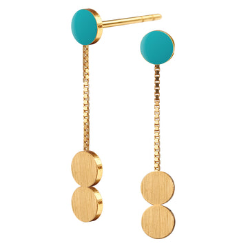 Tiny SPOT ørestik med dotty vedhæng i lang kæde. Glansfuld emaljelak i smuk aquamarin grøn. Stilren, elegant og iøjnefaldende.  Forgyldt sterling sølv Mål: 4 x 24 mm  Pris pr. par: 399 DKK