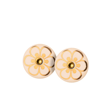 Ørestikkere af porcelæn, indfarvet i fin sart rosa, med den søde FLORA dekoration i blank guld.  Forgyldt sterling sølv Håndlavet porcelæn · Dia. 10 mm  Pris pr. par: 349 DKK  NUDE/GOLD · Varenr: FL11-3312G