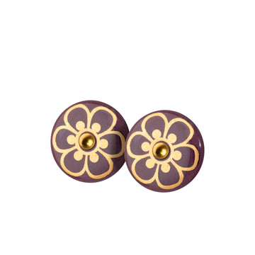 Ørestikkere af porcelæn, indfarvet i flot bordeaux rød, med den søde FLORA dekoration i blank guld.