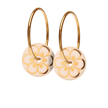 Øreringe med lille vedhæng af porcelæn, indfarvet i fin sart rosa, med den søde FLORA dekoration i blank guld.  Forgyldt sterling sølv · Creol dia. 15 mm Vedhæng: håndlavet porcelæn · Dia. 10 mm  Pris pr. par: 399 DKK  NUDE/GOLD · Varenr: FL13-3312G