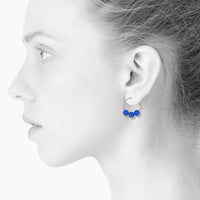 Modelfoto -GLOW hoop perleøreringe, 3 perler - ROYAL BLUE - SCHERNING smykker