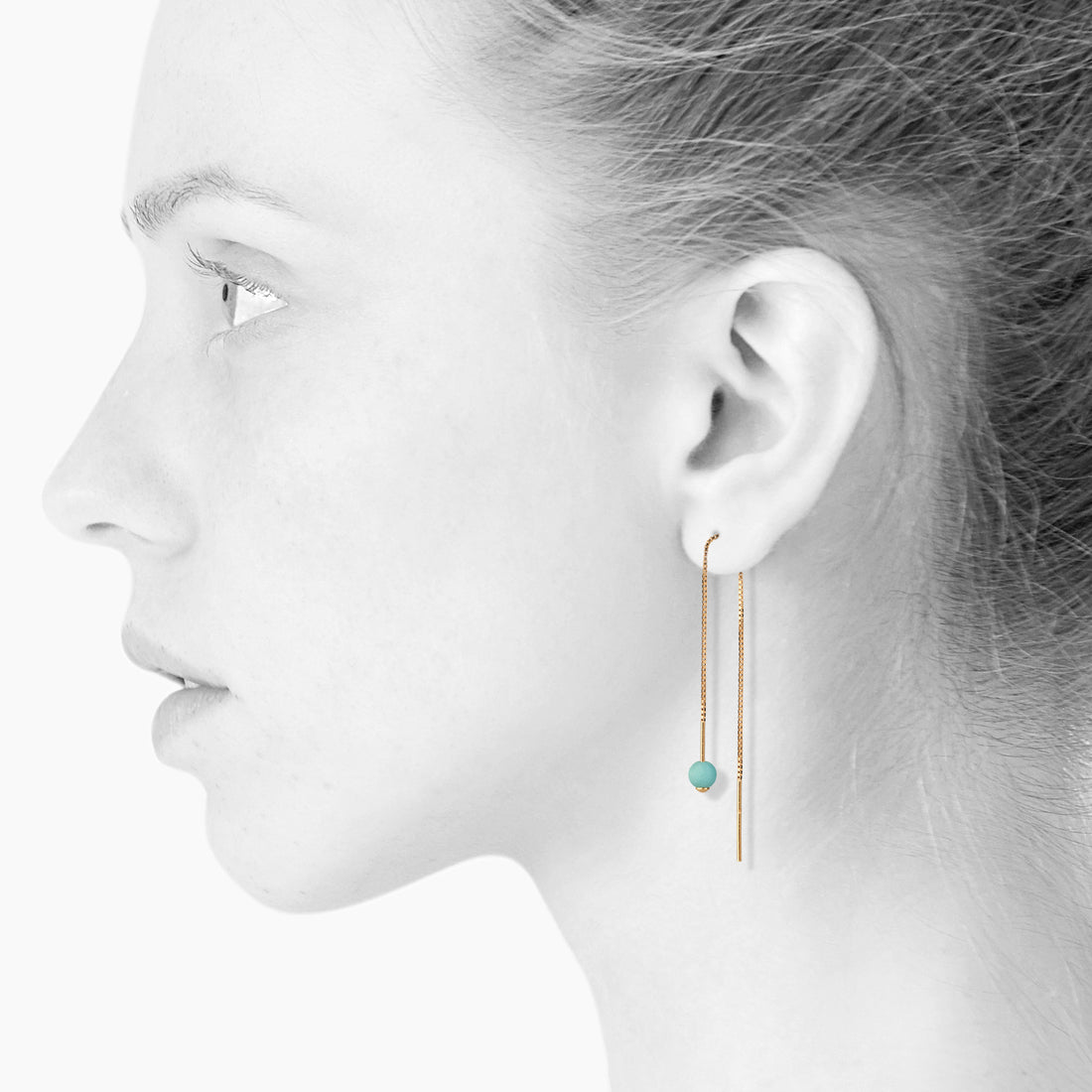 GLOW kædeørestikker med perle - AQUAMARINE - SCHERNING smykker