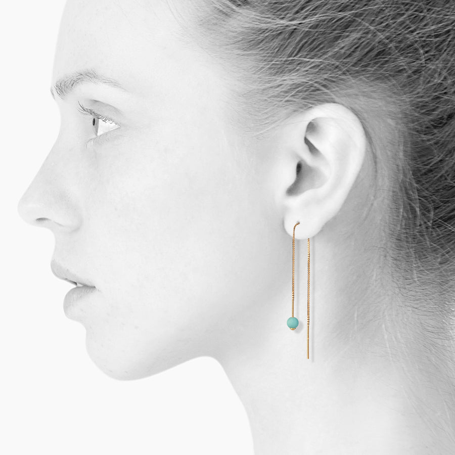 GLOW kædeørestikker med perle - AQUAMARINE - SCHERNING smykker