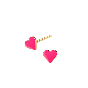 Lille sød hjerteørestik med blank emaljelak i flouriserende frisk pink. Klassisk, fin og iøjnefaldende.  Forgyldt sterling sølv Mål: 5 x 6 mm  Pris pr. par: 349 DKK  NEON PINK · Varenr: HE32-51G