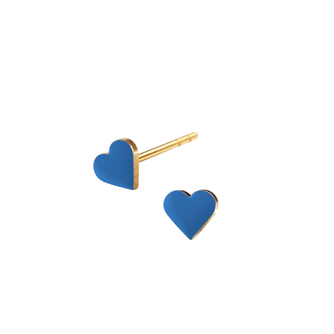 Lille sød hjerteørestik med blank emaljelak i elegant blå. Klassisk, fin og iøjnefaldende.  Forgyldt sterling sølv Mål: 5 x 6 mm  Pris pr. par: 349 DKK  JEANS BLUE · Varenr: HE32-52G
