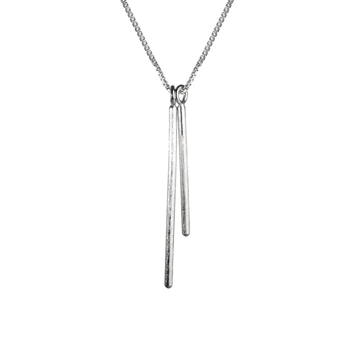 Flot og stilfuld halskæde med 2 lange vedhæng i børstet sølv. Elegant og enkelt.  Sterling sølv Længde: 60 cm · Vedhæng: 25 mm / 35 mm