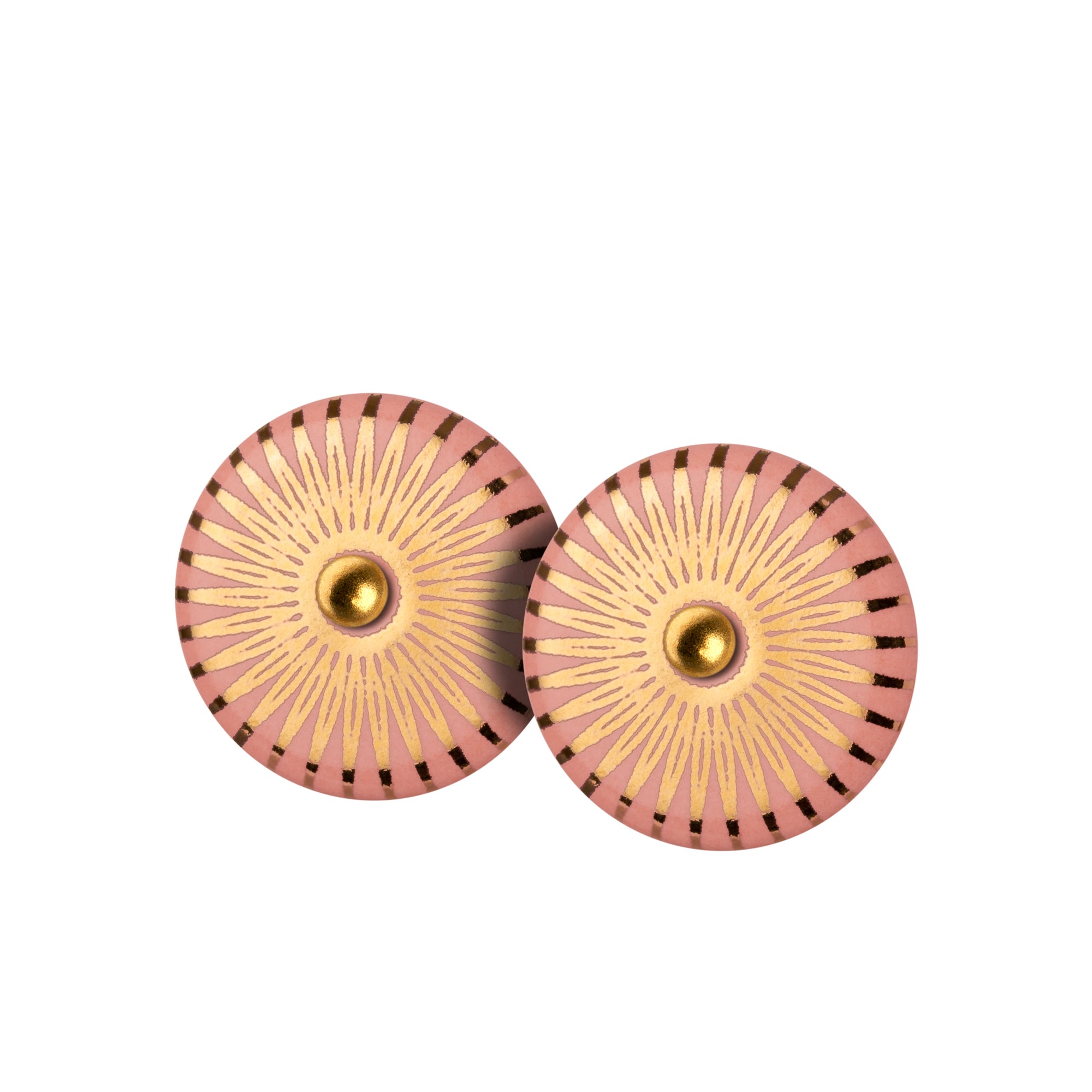 Ørestikkere af porcelæn, indfarvet i lækker ferskenrød, med SCHERNING's ikoniske SPLASH dekoration i blank guld.  Forgyldt sterling sølv Håndlavet porcelæn · Dia. 12 mm  Pris pr. par: 349 DKK  PEACH/GOLD · Varenr: SP10-5312G