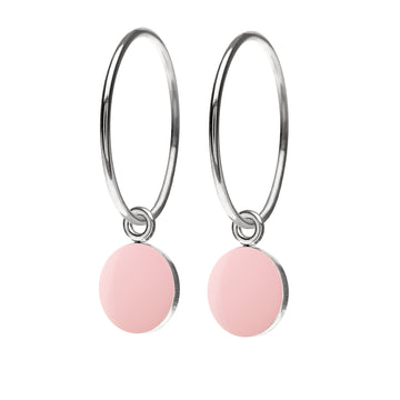 Fine øreringe med SPOT vedhæng med emaljelak i sart lys pink. Stilren, enkel og iøjnefaldende.  Sterling sølv Creol dia. 15 mm · Vedhæng dia. 7,5 mm  Pris pr. par: 399 DKK