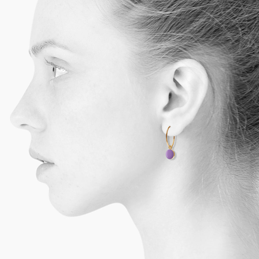 Model smykkefoto: SPOT øreringe, stor - PURPLE - SCHERNING smykker