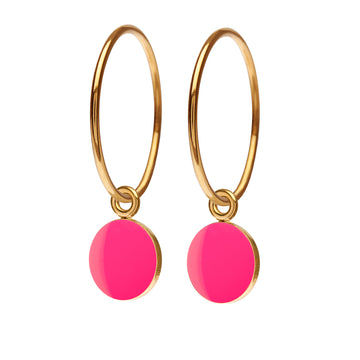 Fine øreringe med SPOT vedhæng med emaljelak i flouriserende frisk pink. Stilren, enkel og iøjnefaldende.  Forgyldt sterling sølv Creol dia. 15 mm · Vedhæng dia. 7,5 mm  Pris pr. par: 399 DKK  NEON PINK · Varenr: ST14-51G