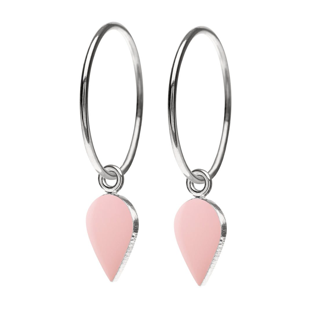 Fine øreringe med dråbeformet SPOT vedhæng med emaljelak i sart lys pink. Stilren, enkel og iøjnefaldende.  Sterling sølv Creol dia. 15 mm · Vedhæng 6 x 9 mm  Pris pr. par: 399 DKK