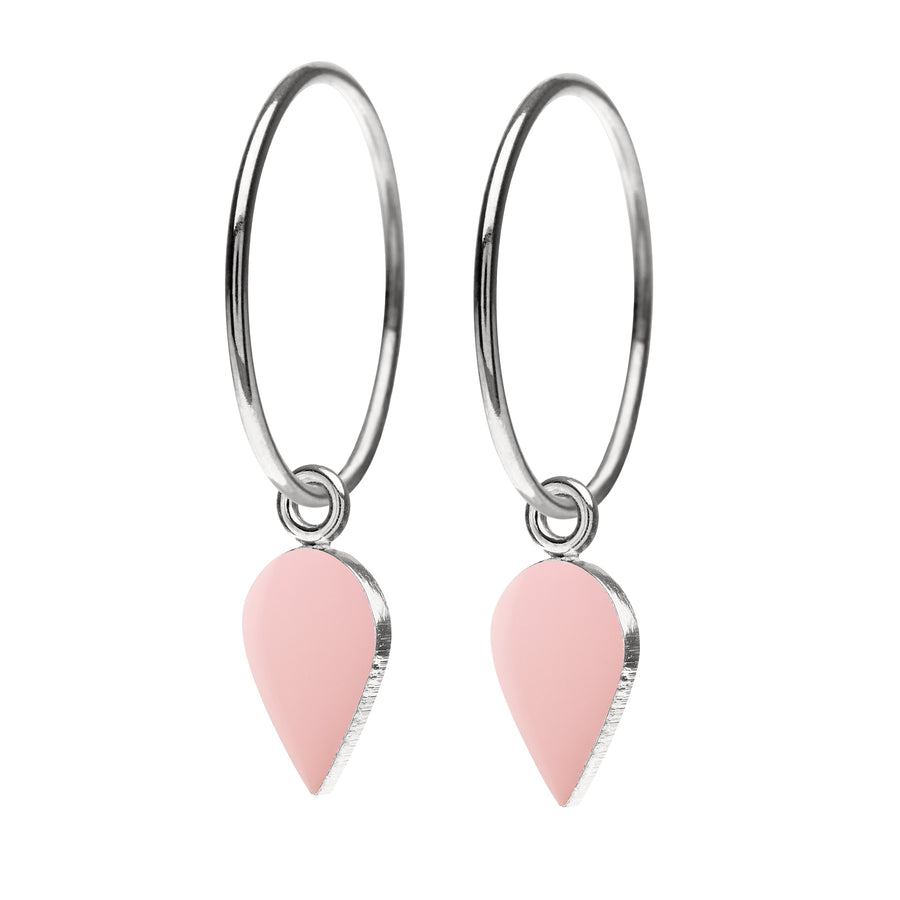 Fine øreringe med dråbeformet SPOT vedhæng med emaljelak i sart lys pink. Stilren, enkel og iøjnefaldende.  Sterling sølv Creol dia. 15 mm · Vedhæng 6 x 9 mm  Pris pr. par: 399 DKK