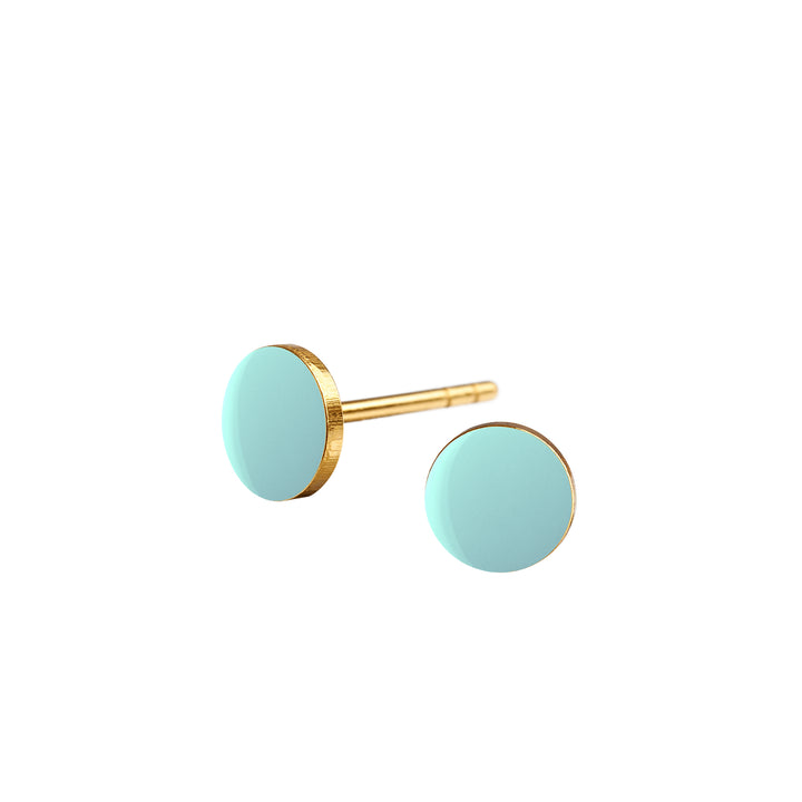 SCHERNING's klassiske SPOT ørestik med emaljelak i delikat lys blå. Stilren, enkel og iøjnefaldende.  Forgyldt sterling sølv. Dia. 6 mm  Pris pr. par: 349 DKK  CLOUD BLUE · Varenr: ST31-38G