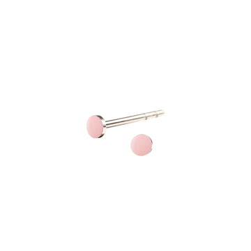 Fin mini SPOT ørestik med emaljelak i sart lys pink. Klassisk og enkel. Perfekt til at mixe med andre ørestikkere.  Sterling sølv Dia. 2,5 mm  Pris pr. par: 349 DKK
