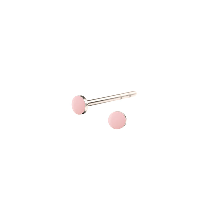 Fin mini SPOT ørestik med emaljelak i sart lys pink. Klassisk og enkel. Perfekt til at mixe med andre ørestikkere.  Sterling sølv Dia. 2,5 mm  Pris pr. par: 349 DKK