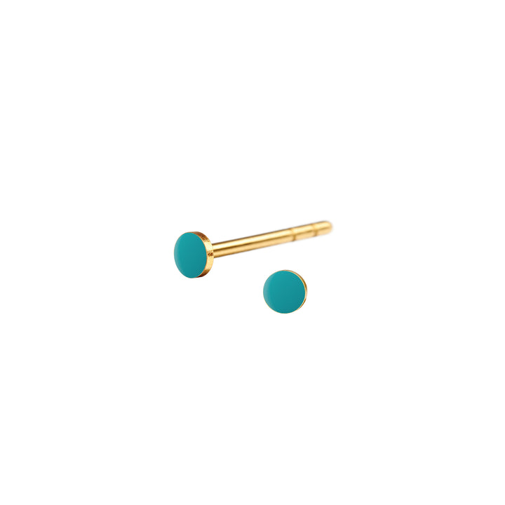 Fin mini SPOT ørestik med emaljelak i smuk aquamarin grøn. Klassisk og enkel. Perfekt til at mixe med andre ørestikkere.  Forgyldt sterling sølv Dia. 2,5 mm  Pris pr. par: 349 DKK