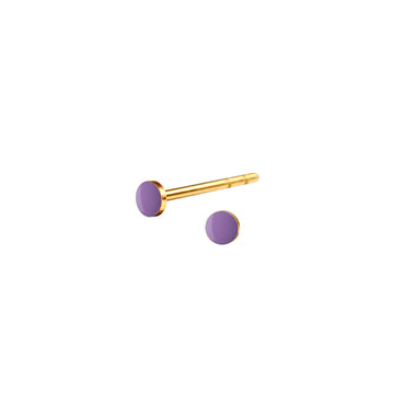 Fin mini SPOT ørestik med emaljelak i skøn lilla. Klassisk og enkel. Perfekt til at mixe med andre ørestikkere.  Forgyldt sterling sølv Dia. 2,5 mm  Pris pr. par: 349 DKK