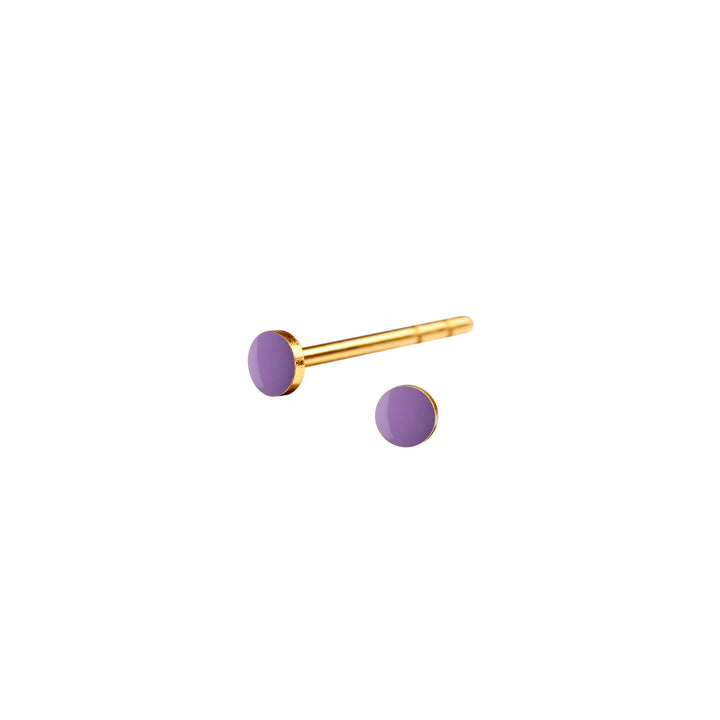 Fin mini SPOT ørestik med emaljelak i skøn lilla. Klassisk og enkel. Perfekt til at mixe med andre ørestikkere.  Forgyldt sterling sølv Dia. 2,5 mm  Pris pr. par: 349 DKK