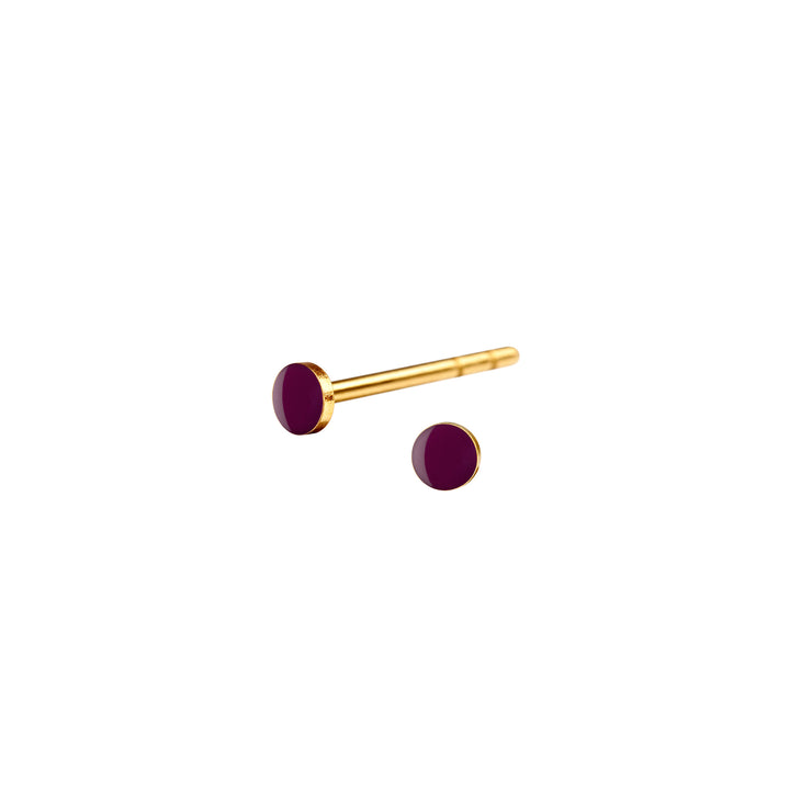 Fin mini SPOT ørestik med emaljelak i dyb bordeaux rød. Klassisk og enkel. Perfekt til at mixe med andre ørestikkere.  Forgyldt sterling sølv Dia. 2,5 mm  Pris pr. par: 349 DKK