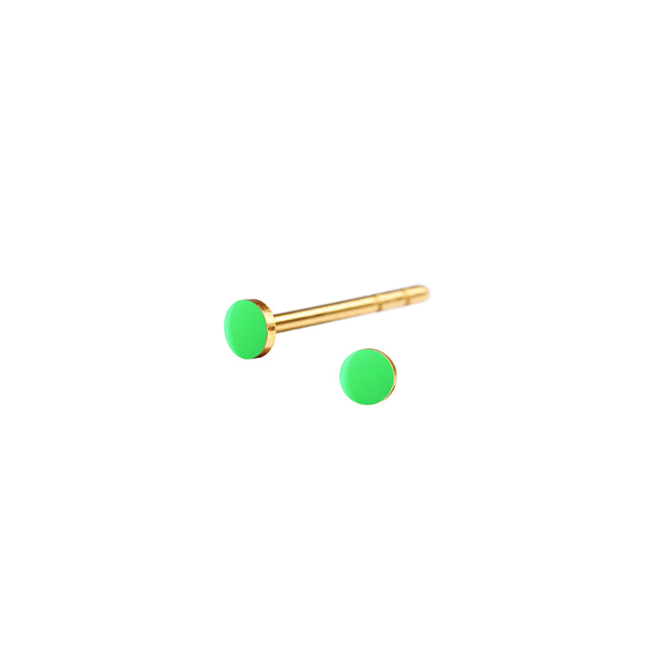 Fin mini SPOT ørestik med emaljelak i flouriserende klar forårsgrøn. Klassisk og enkel. Perfekt til at mixe med andre ørestikkere.  Forgyldt sterling sølv Dia. 2,5 mm  Pris pr. par: 349 DKK  NEON GREEN · Varenr: ST33-50G