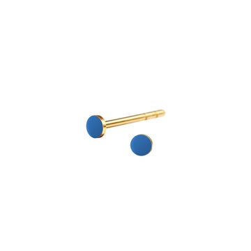 Fin mini SPOT ørestik med emaljelak i elegant blå. Klassisk og enkel. Perfekt til at mixe med andre ørestikkere.  Forgyldt sterling sølv Dia. 2,5 mm  Pris pr. par: 349 DKK  JEANS BLUE · Varenr: ST33-52G