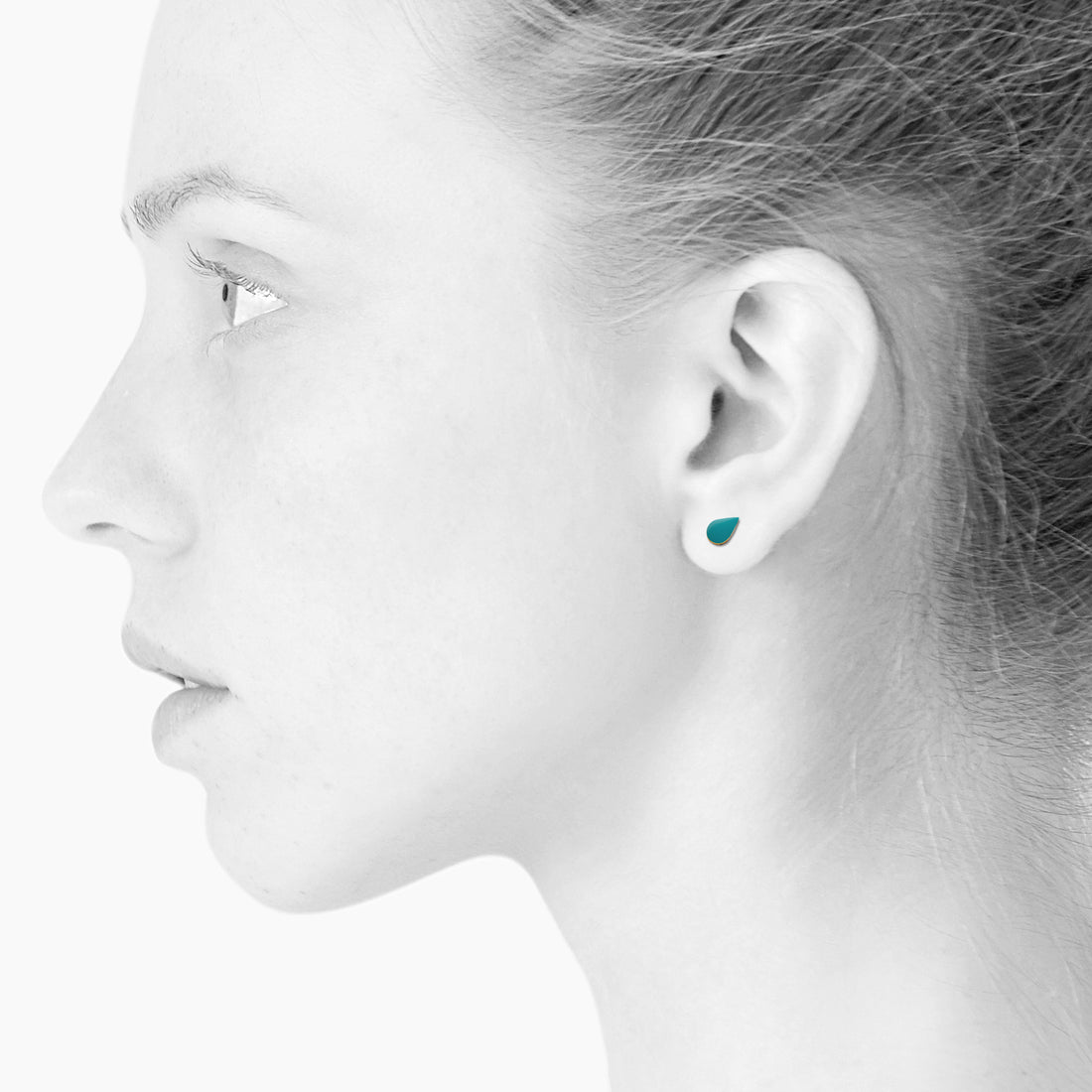 SPOT tiny drop ørestikker - AQUAMARINE - SCHERNING smykker