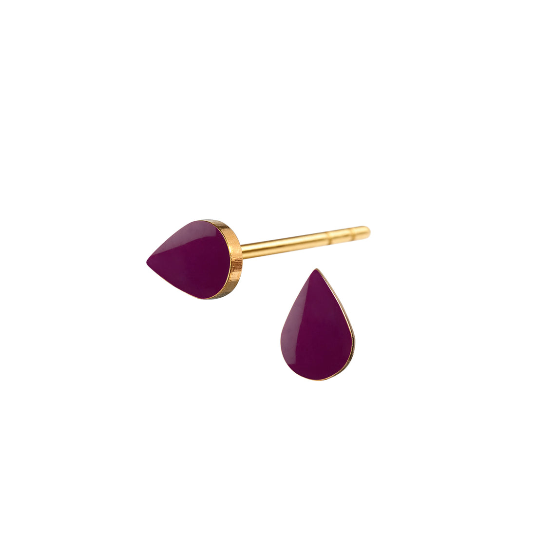 Lille klassisk og enkel dråbeformet SPOT ørestik med flot emaljelak i dyb bordeaux rød. Perfekt til at mixe med andre ørestikkere.  Forgyldt sterling sølv Mål: 4 x 6 mm  Pris pr. par: 349 DKK