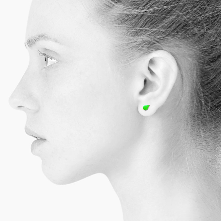 SPOT tiny drop ørestikker - NEON GREEN - SCHERNING smykker