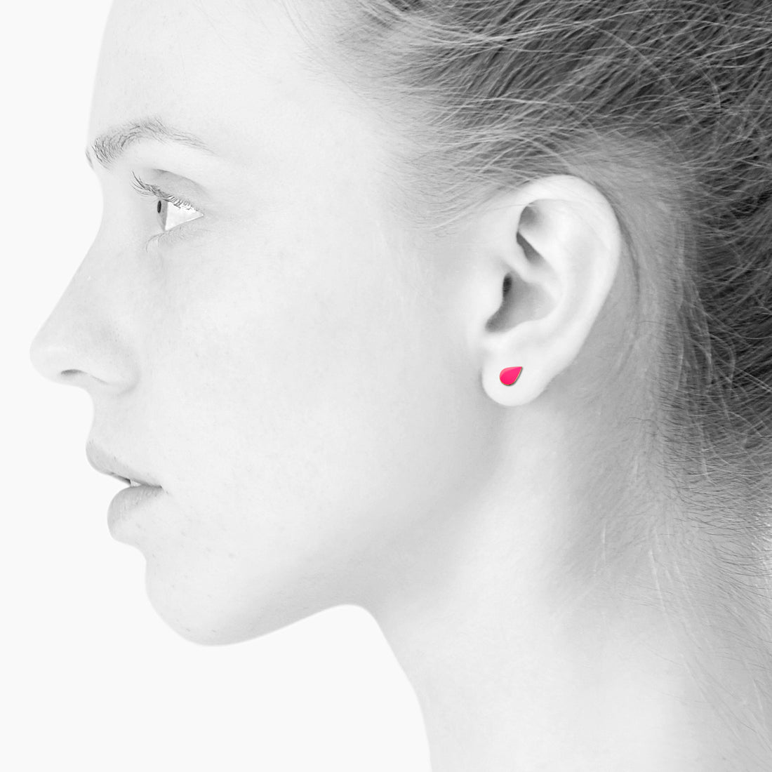 SPOT tiny drop ørestikker - NEON PINK - SCHERNING smykker
