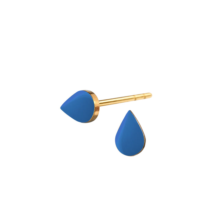 Lille klassisk og enkel dråbeformet SPOT ørestik med flot emaljelak i elegant blå. Perfekt til at mixe med andre ørestikkere.  Forgyldt sterling sølv Mål: 4 x 6 mm  Pris pr. par: 349 DKK  JEANS BLUE · Varenr: ST35-52G
