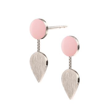 Fine SPOT ørestikkere med dråbevehæng i sterling sølv, med emaljelak i sart lys pink. Stilren og elegant.  Sterling sølv Mål: 6 x 19 mm  Pris pr. par: 399 DKK