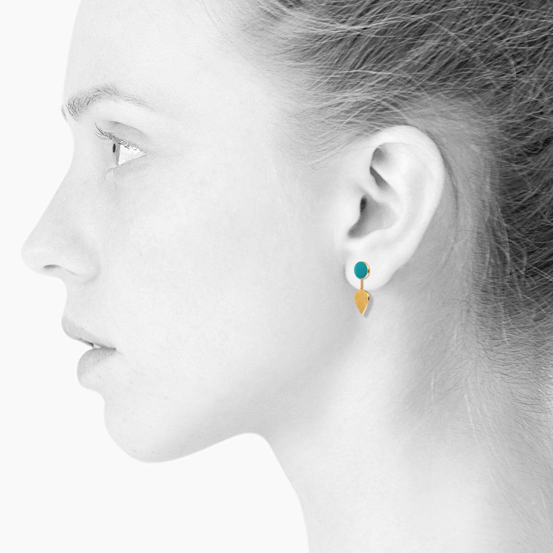 SPOT ørestikker med dråbevedhæng - AQUAMARINE - SCHERNING smykker