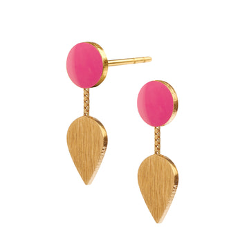 Fine SPOT ørestikkere med dråbevehæng i forgyldt sølv, med emaljelak i flot pink. Stilren og elegant.  Forgyldt sterling sølv Mål: 6 x 19 mm  Pris pr. par: 399 DKK