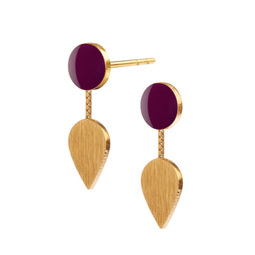 Fine SPOT ørestikkere med dråbevehæng i forgyldt sølv, med emaljelak i dyb bordeaux rød. Stilren og elegant.  Forgyldt sterling sølv Mål: 6 x 19 mm  Pris pr. par: 399 DKK
