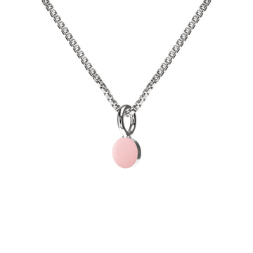 Kort Venezia halskæde og lille SPOT vedhæng med emaljelak i sart lys pink. Klassisk, enkel og iøjnefaldende.  Sterling sølv Kædelængde: 45 cm · Vedhæng: dia 4 mm  Pris pr. styk: 449 DKK