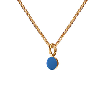 Kort Venezia halskæde og lille SPOT vedhæng med emaljelak i elegant blå. Klassisk, enkel og iøjnefaldende.  Forgyldt sterling sølv Kædelængde: 45 cm · Vedhæng: dia 4 mm  Pris pr. styk: 449 DKK  JEANS BLUE · Varenr: ST50-52G