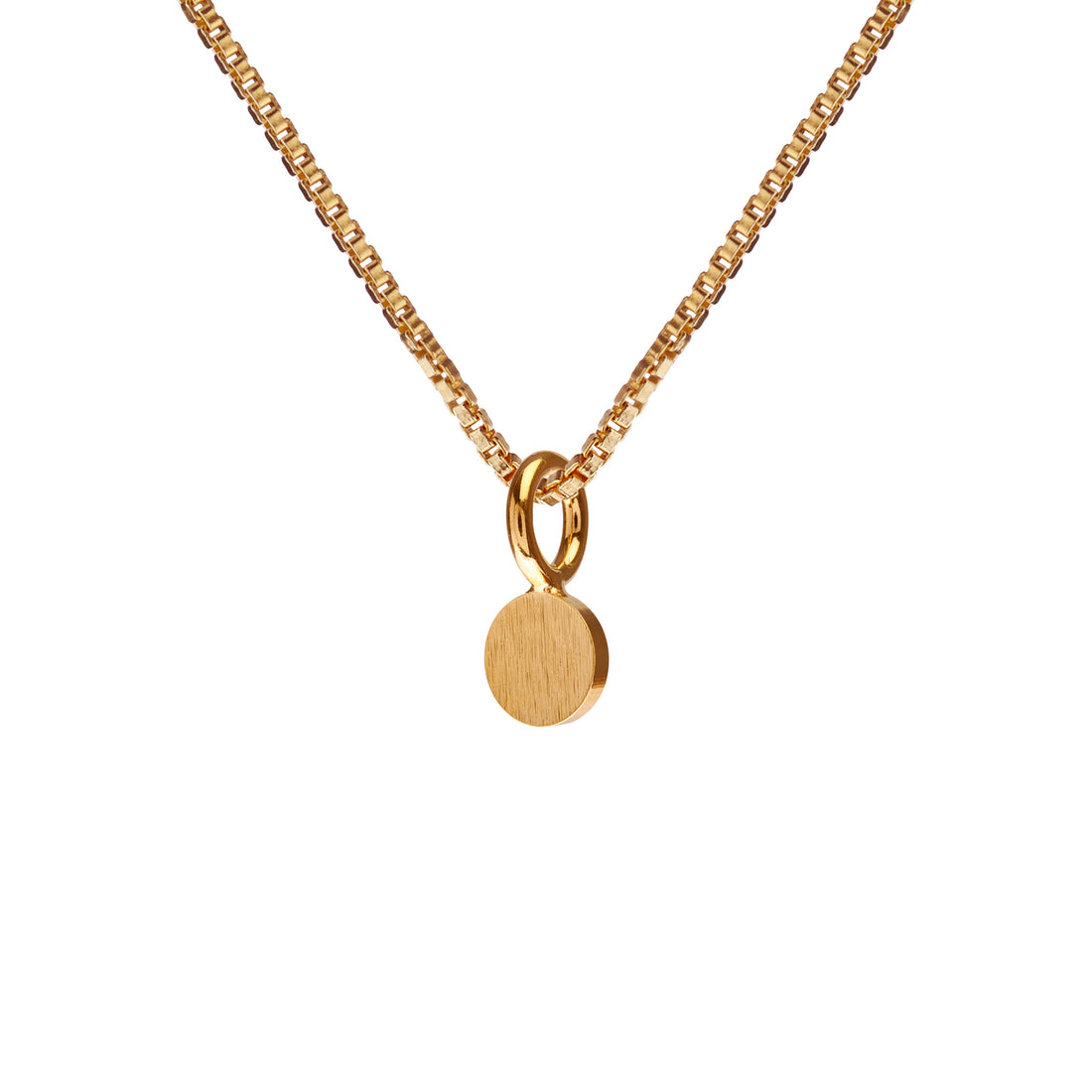 Kort Venezia halskæde med enkelt og stilrent lille SPOT vedhæng i forgyldt sølv. Klassisk og smuk.  Forgyldt sterling sølv Kædelængde: 45 cm · Vedhæng: dia 4 mm  Pris pr. styk: 449 DKK