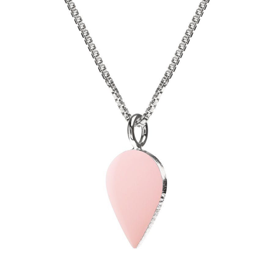 Lang Venezia halskæde og dråbeformet SPOT vedhæng med emaljelak i sart lys pink. Klassisk, enkel og iøjnefaldende.  Sterling sølv Kædelængde: 60 cm · Vedhæng: 8 x 12 mm  Pris pr. styk: 449 DKK